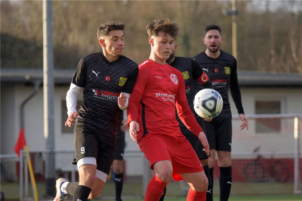 ETuS-Youngster spricht über Zusammenspiel mit Reichwein Noel Barucha versucht einen Ball abzuschirmen.