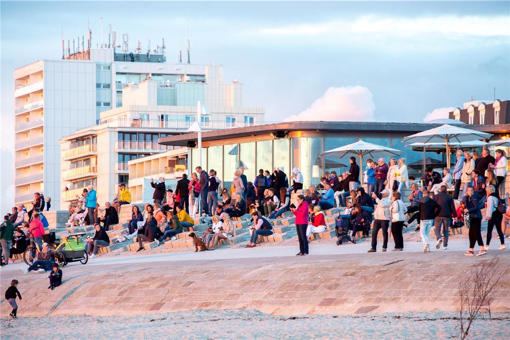 Unnas Bahnhof hat ICE-Anschluss – vorübergehend Norderney war bis Dezember das wohl attraktivste Reiseziel mit Bahnverbindung nach Unna – natürlich bei einem Umstieg auf die Fähre. Drei Jahre lang konnten sich ÖPNV-Nutzer im Intercity zum Sonnenuntergang an der Milchbar (Bild) fahren lassen.