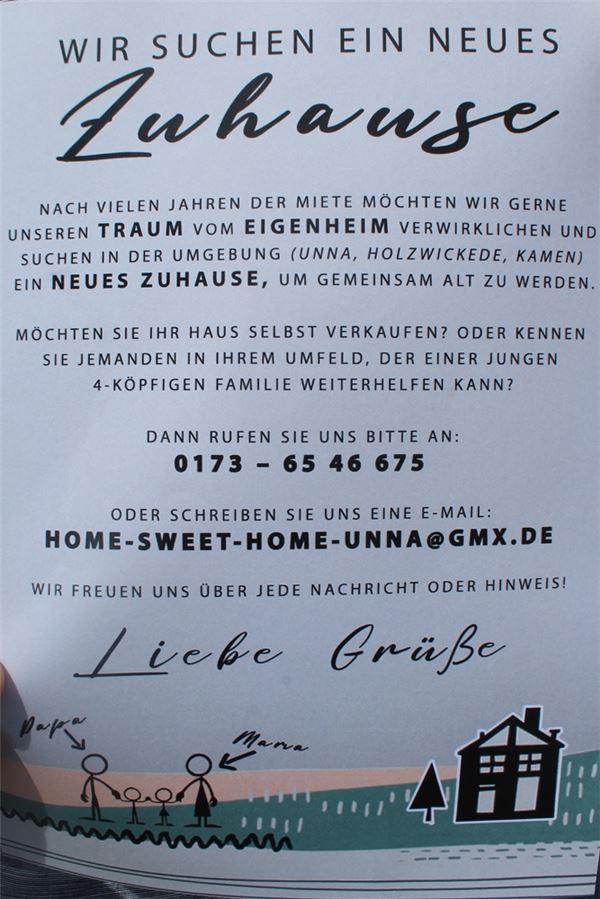 Der Traum vom Eigenheim: Familie sucht verzweifelt ein Haus Not macht erfinderisch: Die Familie hat mittlerweile sogar Flyer angefertigt, mit denen sie auf ihre Lage aufmerksam machen.