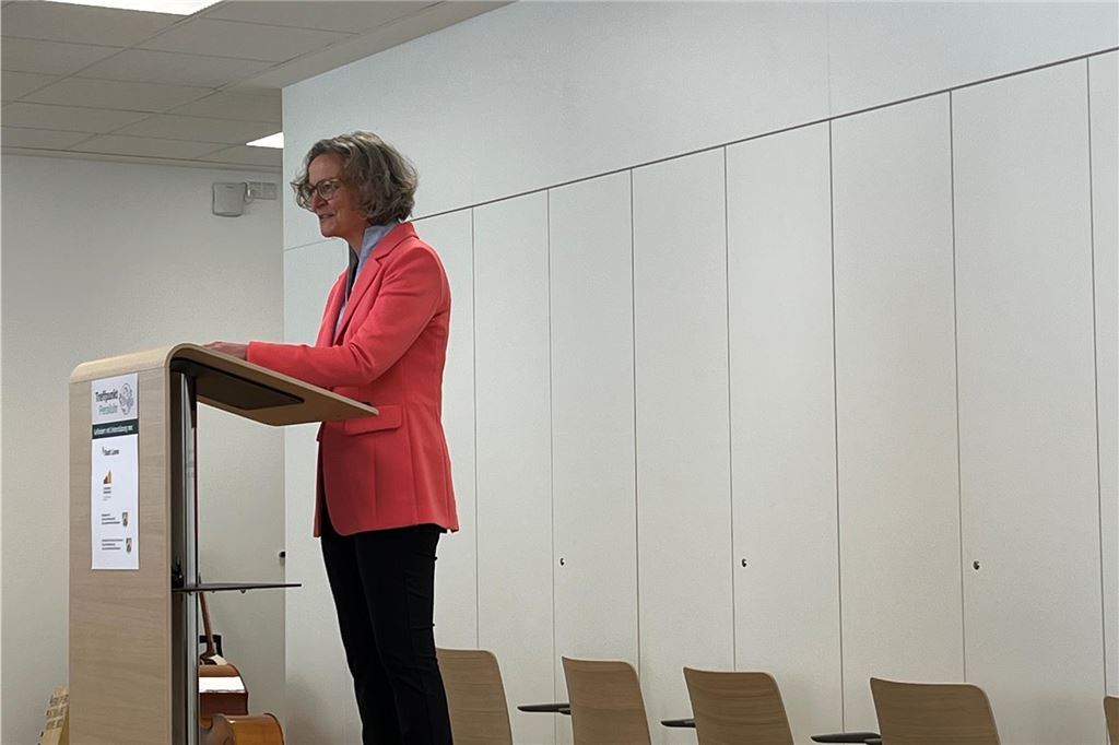 Treffpunkt Persiluhr öffnet seine Türen: „Nach 18 Jahren angekommen“ NRW-Ministerin Ina Scharrenbach schaute sich die "spannenden Räume" im Treffpunkt Persiluhr vor Ort an.