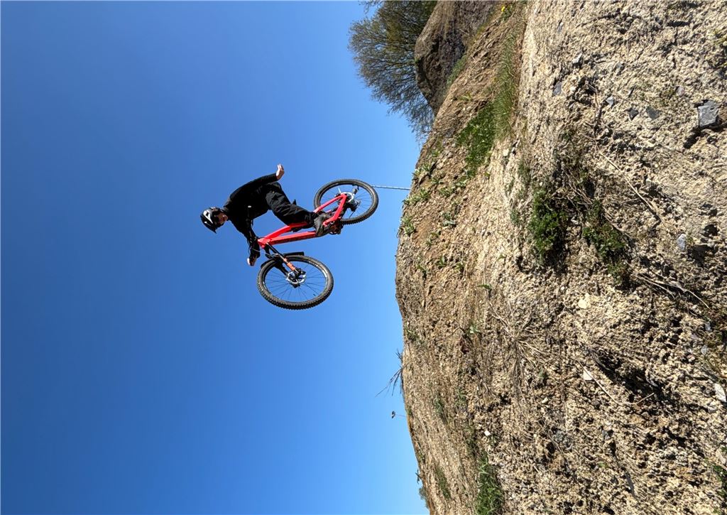 Bikepark öffnet nach Winterpause früher: „Projekt lebt von jungen Menschen“ Nun können wieder coole Stunts im Bikepark gemacht werden.