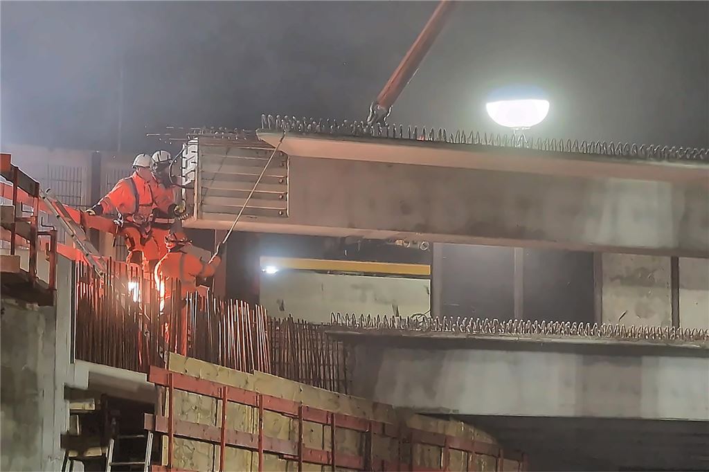 Kranarbeiten an der A1-Brücke in Kamen.