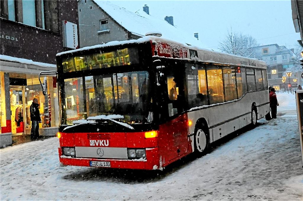 Beim Rückwärtsfahren: Lkw kracht gegen Sperren vor der Fußgängerzone Ein Bus ist wegen Glatteis und Schnee in die Fußgängerzone in Schwerte gerutscht.