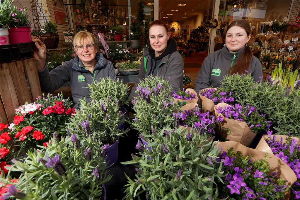 Masken ohne Ende statt das Ende der Masken: Shoppen weiter mit Vorsicht Nur fürs Foto ohne Mund-Nasen-Schutz: Jutta Wienke, Lara Dietrich und Emily Schwolek (v.l.), Mitarbeiterinnen bei „Blumen Risse“ in der Fußgängerzone, behalten im Kundenkontakt vorerst weiter die Maske auf.