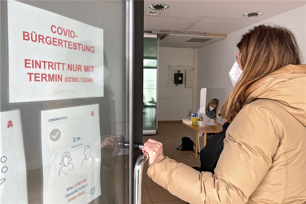 250 Corona-Tests an drei Tagen: Ansturm auf Unnas einziges Testzentrum - mit Video Nur mit Termin ist ein Test an der Bahnhofstraße möglich. Die Apotheke Coen muss einen enormen Ansturm bewältigen.