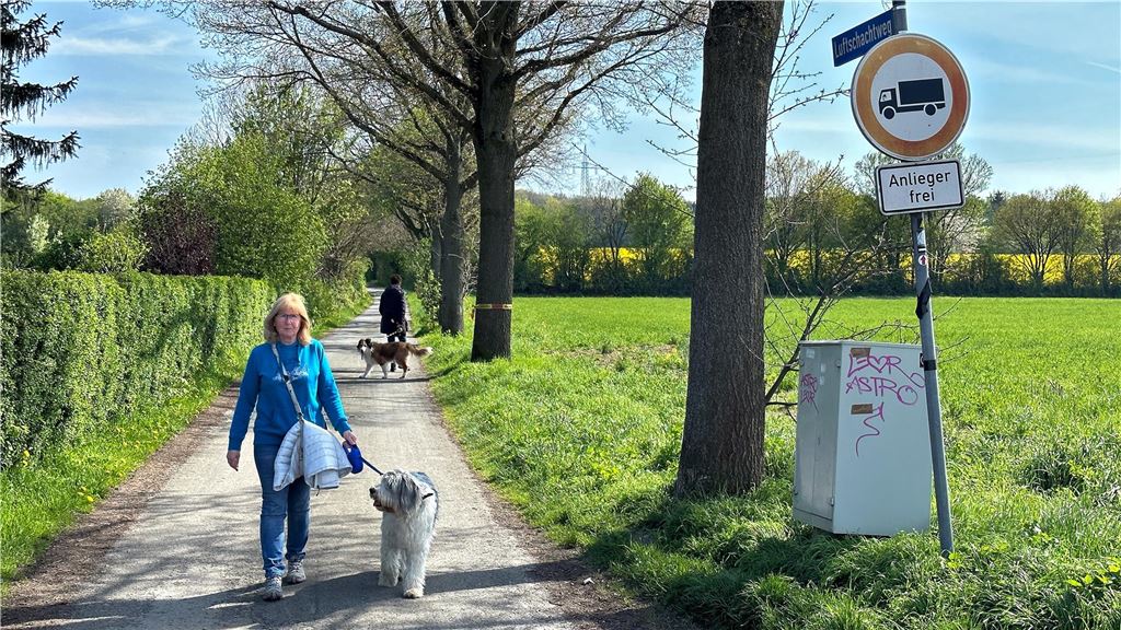 Mammutsitzung rund um Steuern, Haushalt, Rauchverbot Hundebesitzer laufen in Holzwickede mit ihren Tieren auf dem Luftschachtweg, der künftig für Autos tabu sein könnte.