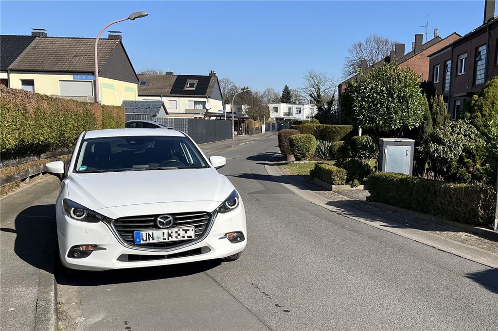 Ärger über Knöllchenflut in Massener Wohngebiet Ein schnittiger weißer Mazda drei steht perfekt am Bordstein geparkt auf der Rostocker Straße. Die verbleibende Durchfahrtbreite ist nach Einschätzung der Stadtverwaltung zu schmal.