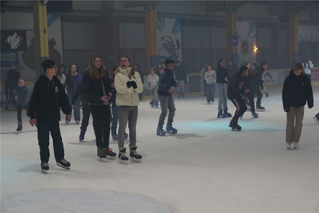 Volles Haus in der Bergkamener Eishalle: Bei 90er Jahre Hits gab es kein Halten