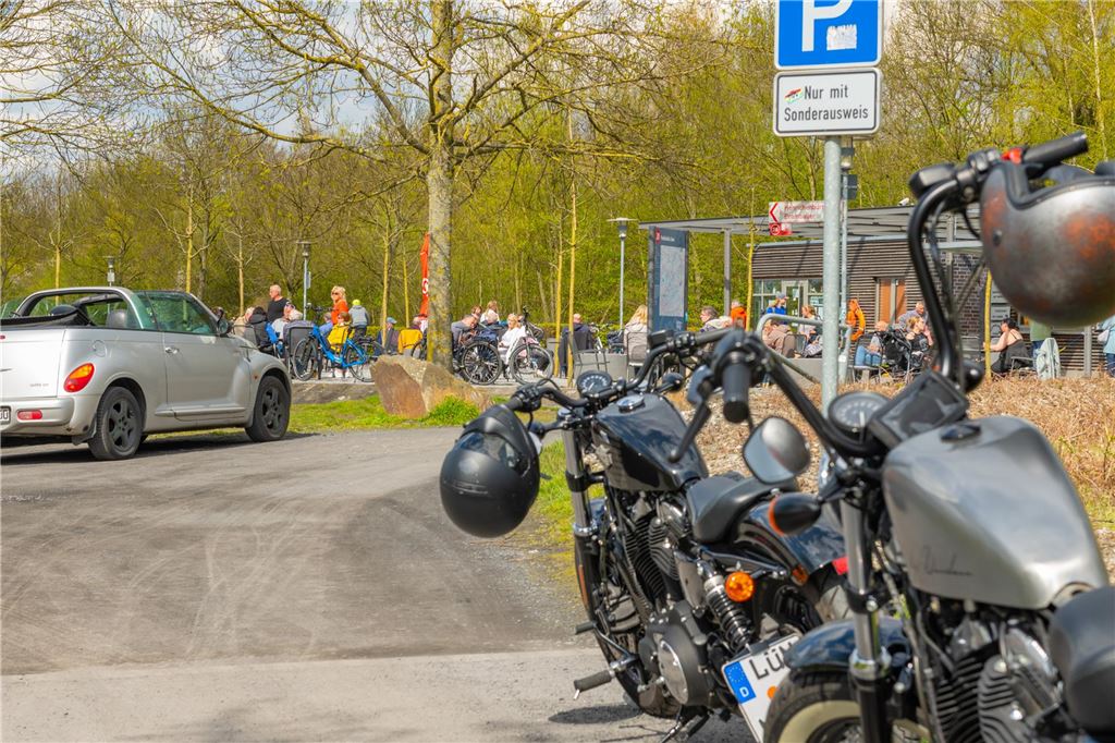 Ob mit dem Auto, zu Fuß, dem Motorrad oder zu mit dem Rad: Hauptsache raus war die Devise am Freitagnachmittag.