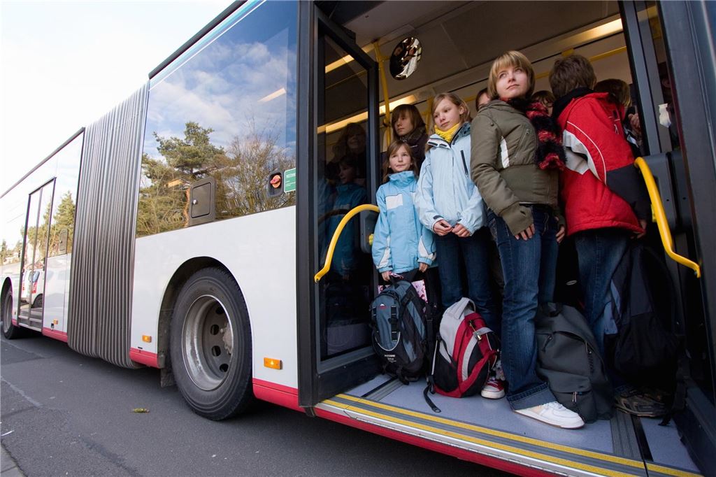 Wieder lässt VKU Schüler stehen: Mutter beklagt Probleme mit Schulbus Kinder in einem überfüllten Schulbus.