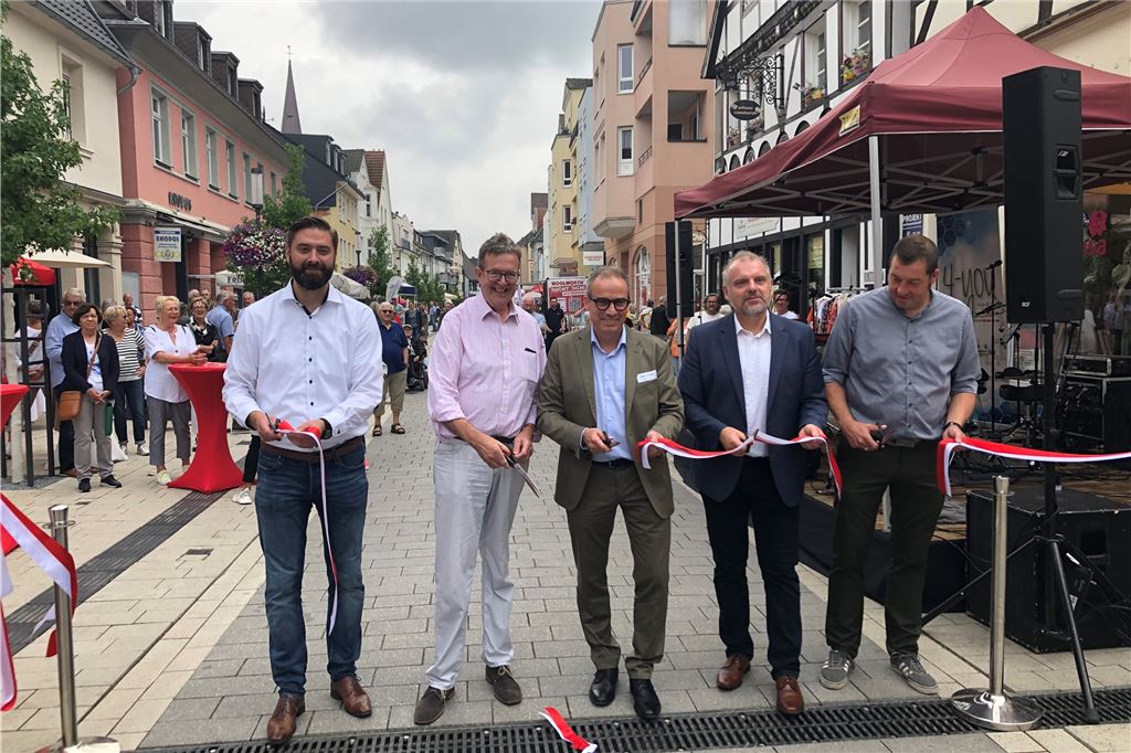 Bei Eröffnung der Massener Straße ist ein großer Wunsch noch unerfüllt Offiziell eröffnet worden ist die neu gestaltete Fußgängerzone Massener Straße am Samstag, 20. August, mit einem bunten Rahmenprogramm. Unnas Bürgermeister Dirk Wigant (2.v.r.) und Peter Zahmel (M.), stellvertretender Vorstandsvorsitzender des City-Werberings, konnten viele Besucher begrüßen.
