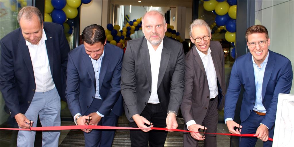 Willkommen im Alltag: Die „Neue Mühle“ Bremme geht in den Betrieb Ohne den Schnitt durchs Band wollten die Vertreter von Investor, Stadt und WFG die „Neue Mühle“ nicht in den Betrieb schicken. Die Geste war natürlich eher symbolisch: Die ersten Geschäfte hatten schon zweieinhalb Stunden zuvor geöffnet und die ersten Neugierigen eingelassen.