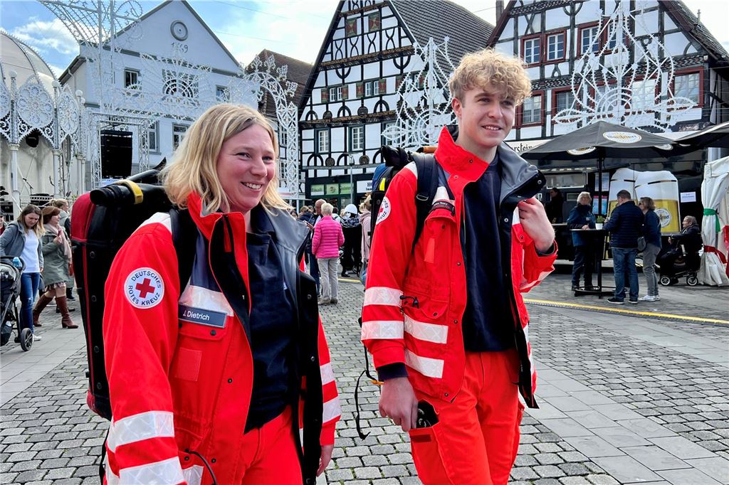 Eine Rettungssanitäterin und ein -sanitäter gehen vor der Eröffnung der Festa Italiana.
