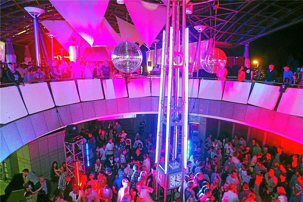 Die U-Bahn-Partys machten die Haltestelle Westfalenhalle zur Open-Air-Disko Ohne Diskokugel keine U-Bahn-Party.