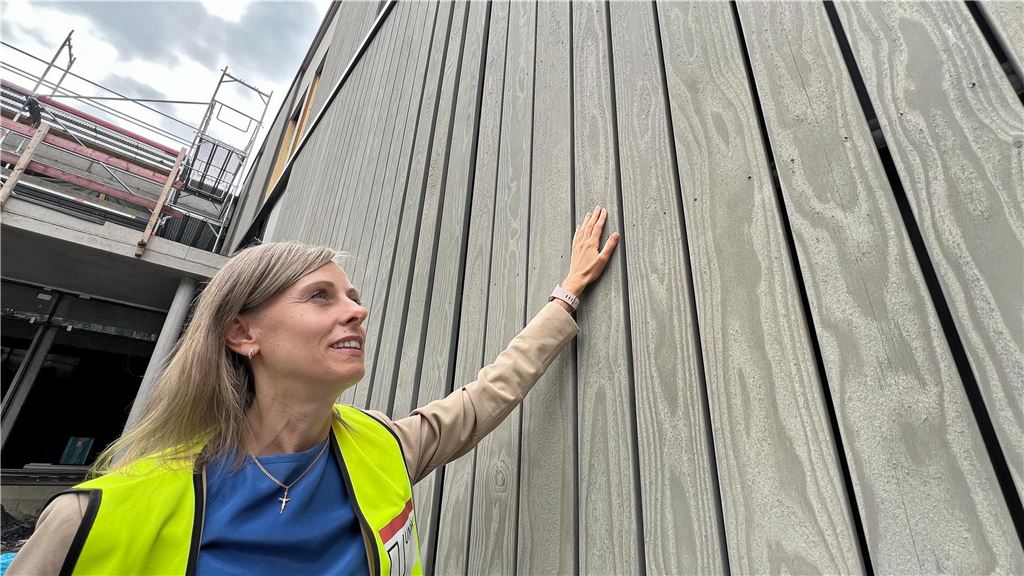 Neuer Bildungsstandort: In einem Jahr sollen die Arbeiten fertig sein Olga Goßmann vom städtischen Immobilienmanagement steht an der bereits abgerüsteten Wand des Bildungsstandorts an der Hertingerstraße in Unna.