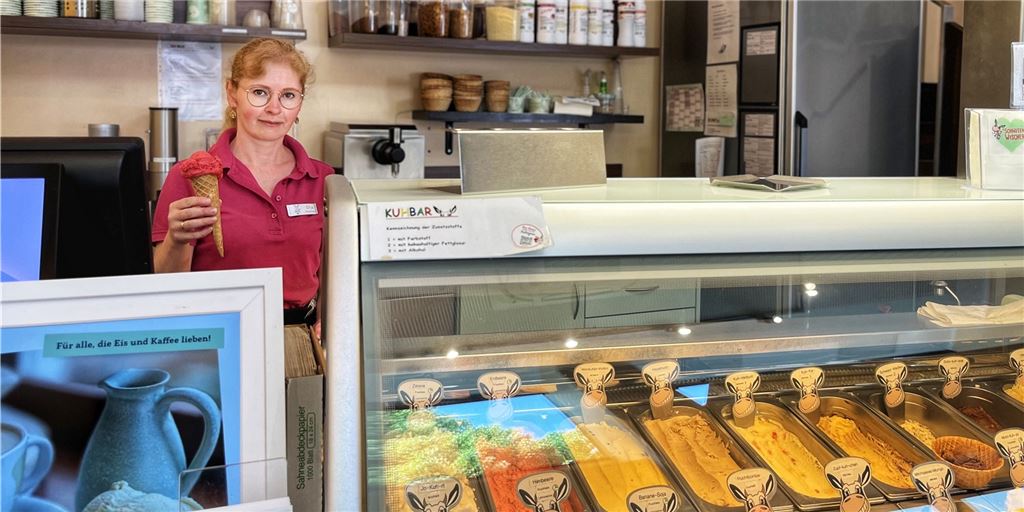 Weniger Gäste durch Extrablatt-Eröffnung? „Im Gegenteil, die Stadt lebt mehr“ Mitarbeiterin Olga Krefter hinter der Eistheke in der Kuhbar in Schwerte