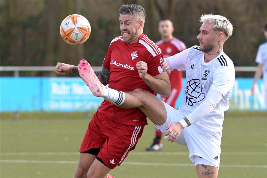 VfB Lünen geht beim VfL Hörde ohne Trainer mit 1:5 unter Oliver Hilkenbach geht zum Ball.