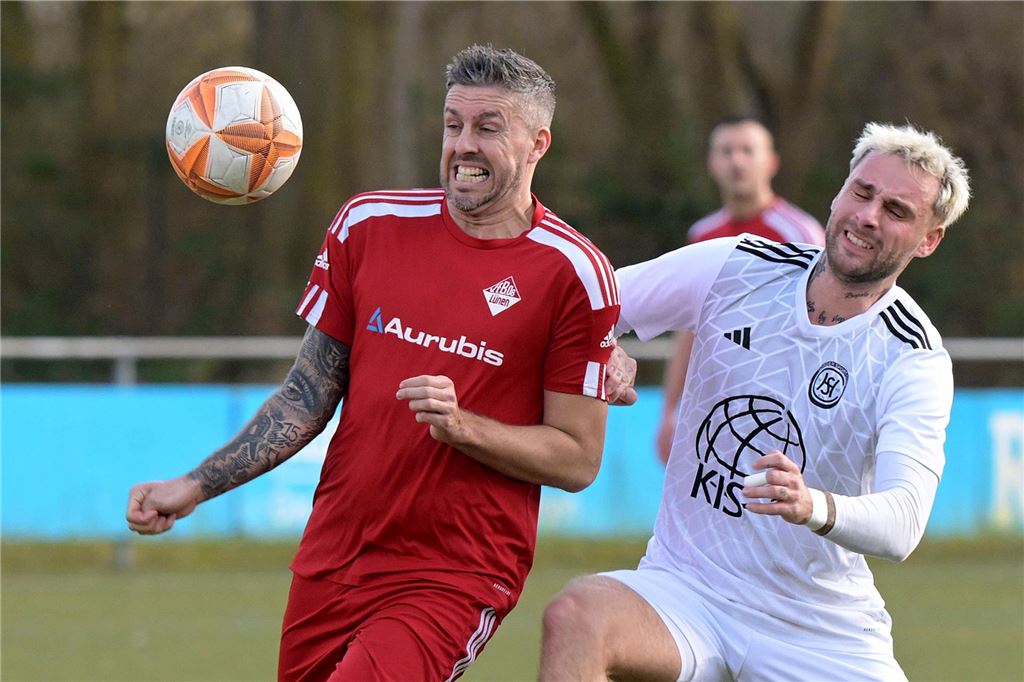 VfB Lünen setzt gegen den Hörder SC ein deutliches Ausrufezeichen Oliver Hilkenbach im Duell mit Nico Voigt.