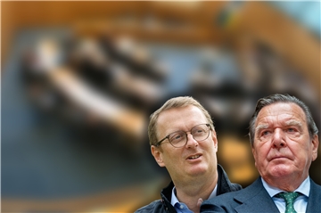 Oliver Kaczmarek (l.), SPD-Bundestagsabgeordneter für den Kreis Unna, geht inzwischen deutlich auf Distanz zu Altkanzler Gerhard Schröder. Dieser stehe „auf der Seite des Aggressors“, so Kaczmarek.