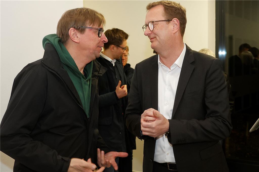 Als Michael Sacher plötzlich noch einmal Weltpolitik machte Oliver Kaczmarek (SPD) im Gespräch mit Michael Sacher (Grüne, li.) im Kreishaus am Abend der Bundestagswahl am 23. Februar 2025.