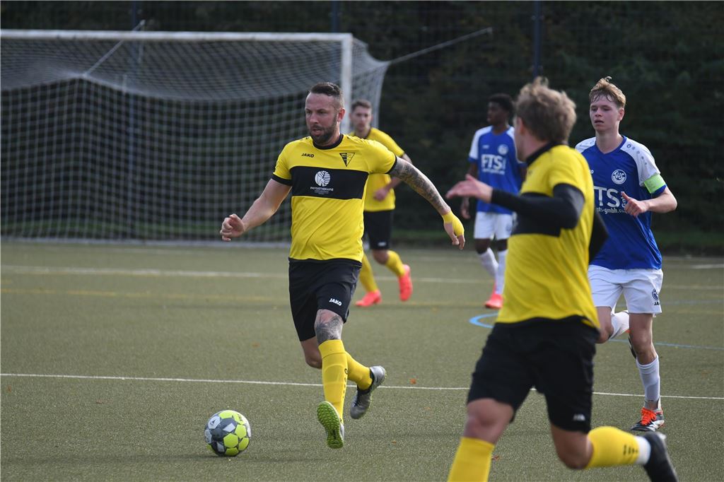 Oliver Winter heuert bei GS Cappenberg II an und kritisiert Werner SC Oliver Winter dribbelt den Ball.