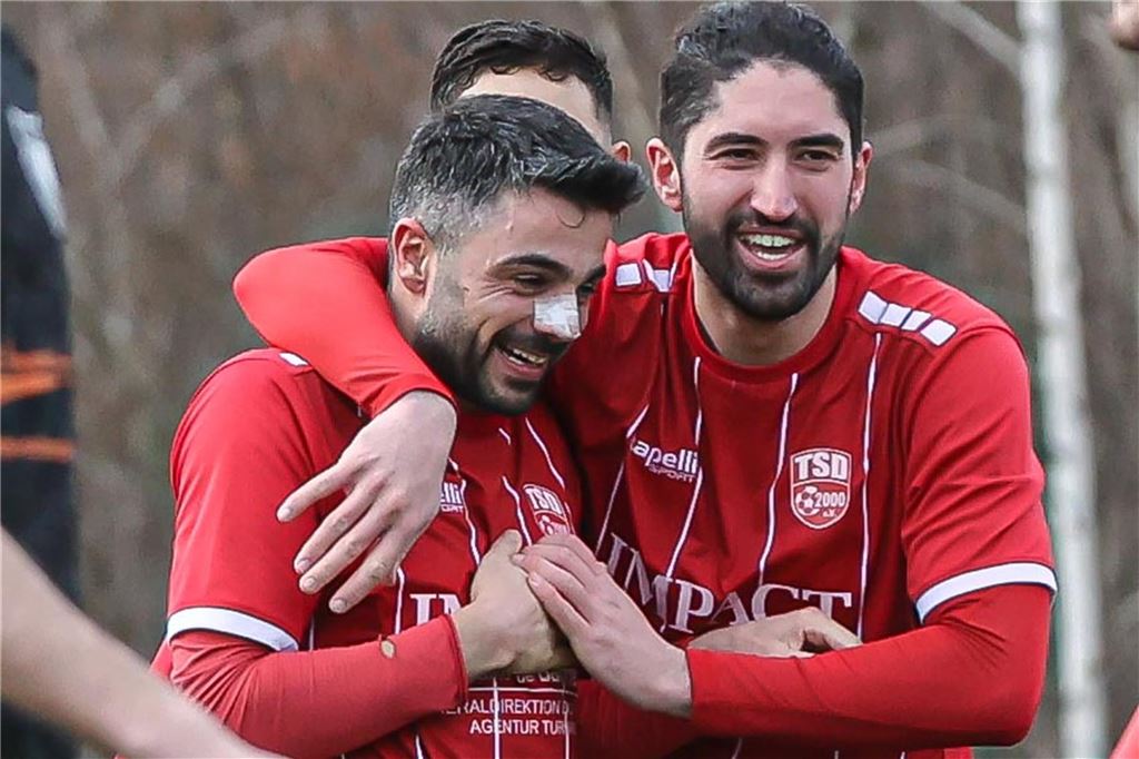 Onur Cenik trifft mit SV Hohenlimburg auf alte Bekannte beim Lüner SV Onur Cenik hält seinen Mitspieler im Arm und freut sich.
