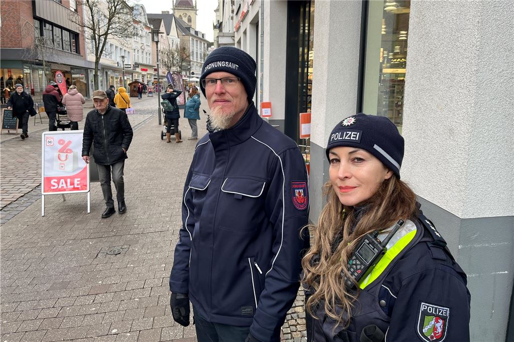 Polizei kontrolliert Fahrradverbot in der Fußgängerzone: „Es war ruhig“ Eine Polizistin und ein Mitarbeiter des Ordnungsamtes stehen in der Unnaer Fußgängerzone.