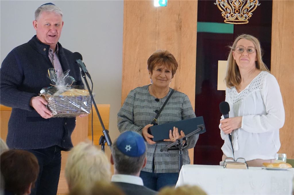 Spaß in der Unnaer Synagoge: Mirjam Müntefering liest Cosy-Krimi Organisator Klaus Steinlage (von links), Gastgeberin Alexandra Khariakova und Mirjam Müntefering waren ebenso begeistert, wie die Besucher.