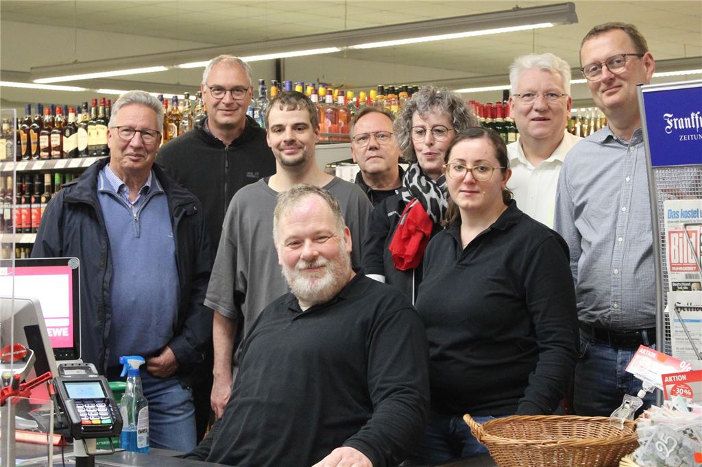Abgeordnete und Vereine engagieren sich für Carekauf Ortsvorsteher Klaus Tibbe (l.) besuchte gemeinsam mit dem Bundestagsabgeordneten Oliver Kaczmarek (r.) und Landtagsmitglied Hartmut Ganzke (2. v. r.) das Team des Hemmerder Carekauf-Marktes.