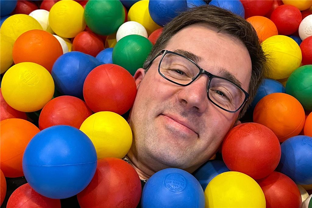 Langeweile? Kauft Euch doch ‘ne Flasche Pommes Frites, Kinder! Papatastisch-Autor Thomas Raulf kommt sich manchmal vor wie im Bällebad...