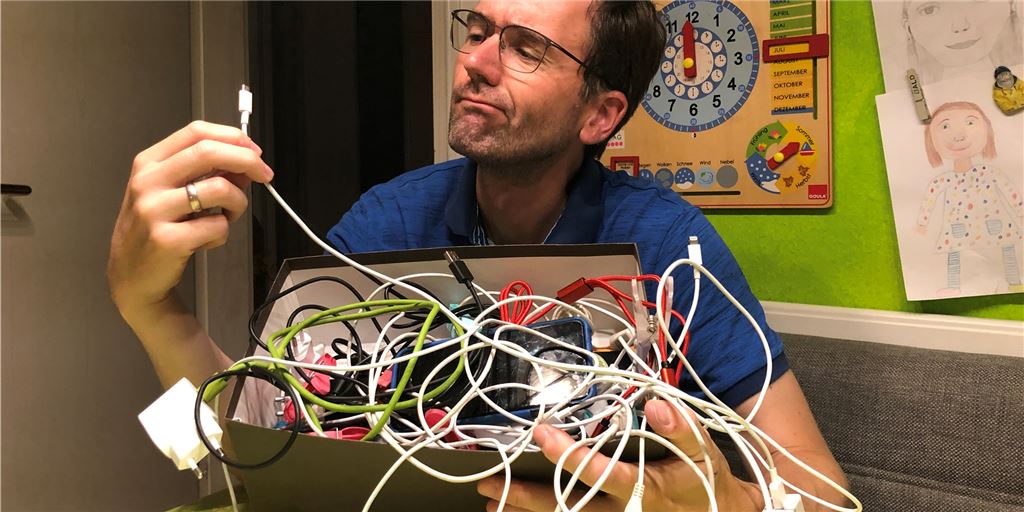 Kind, du hast doch bestimmt Lust, Handykabel zu sortieren Papatastisch: Gibt es hier noch ein passendes Kabel für mein Handy? Diese Kiste ist unser Versuch, den Salat aus Ladekabeln zu ordnen.