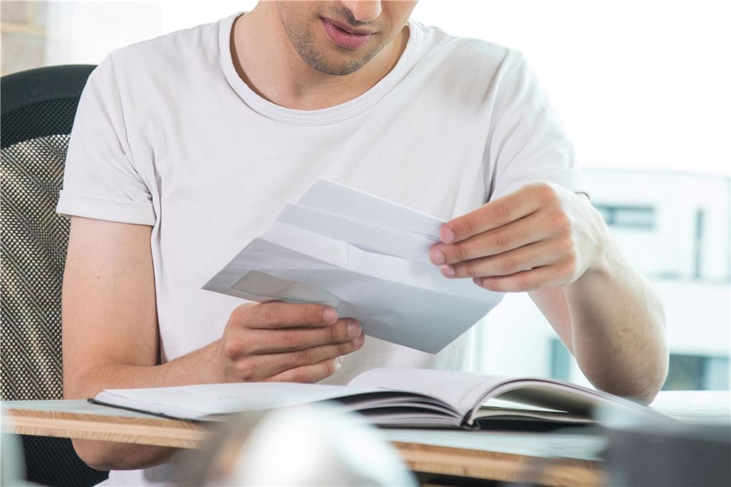 Wieso Geld? Einfache Kinderfragen verlangen komplizierte Antworten Papierkram wie die Steuererklärung muss erledigt werden. Kinder finden das langweilig. Recht haben sie. (Symbolbild)