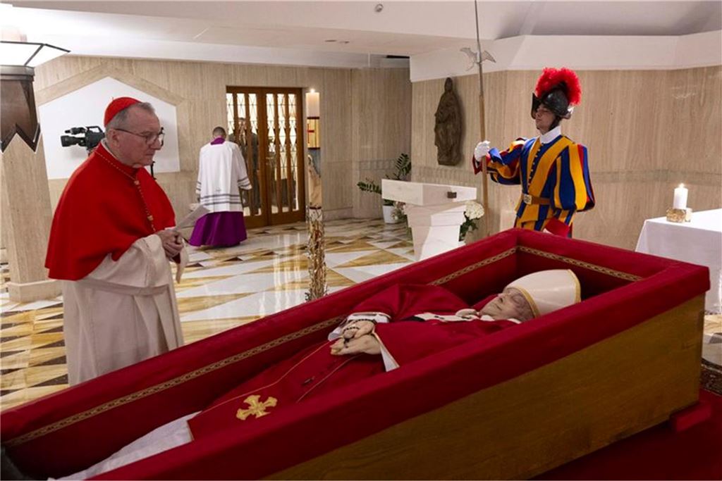 Papst Franziskus in Kapelle aufgebahrt: Beisetzung am Samstag in Rom - Newsblog Papst Franziskus im offenen Sarg.