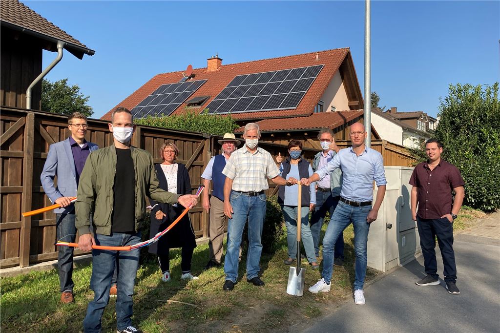 Internet von Westconnect: So kommt man an einen kostenlosen Glasfaseranschluss Patrick Nettels, Geschäftsführer von Muenet (2. v. r.) und Bauleiter Dominik Niestegge (r.) setzen im September 2020 den Spatenstich zum Glasfaserausbau auf der Hohenheide gemeinsam mit Mitorganisator der Nachfragebündelung Detlef Salzmann (weißes Hemd).