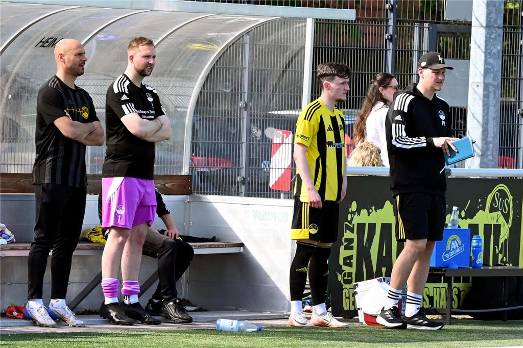 SuS Kaiserau überrascht im Abstiegskampf mit einem Kantersieg Paul Mantei steht neben einem seiner Spieler bei der Einwechslung