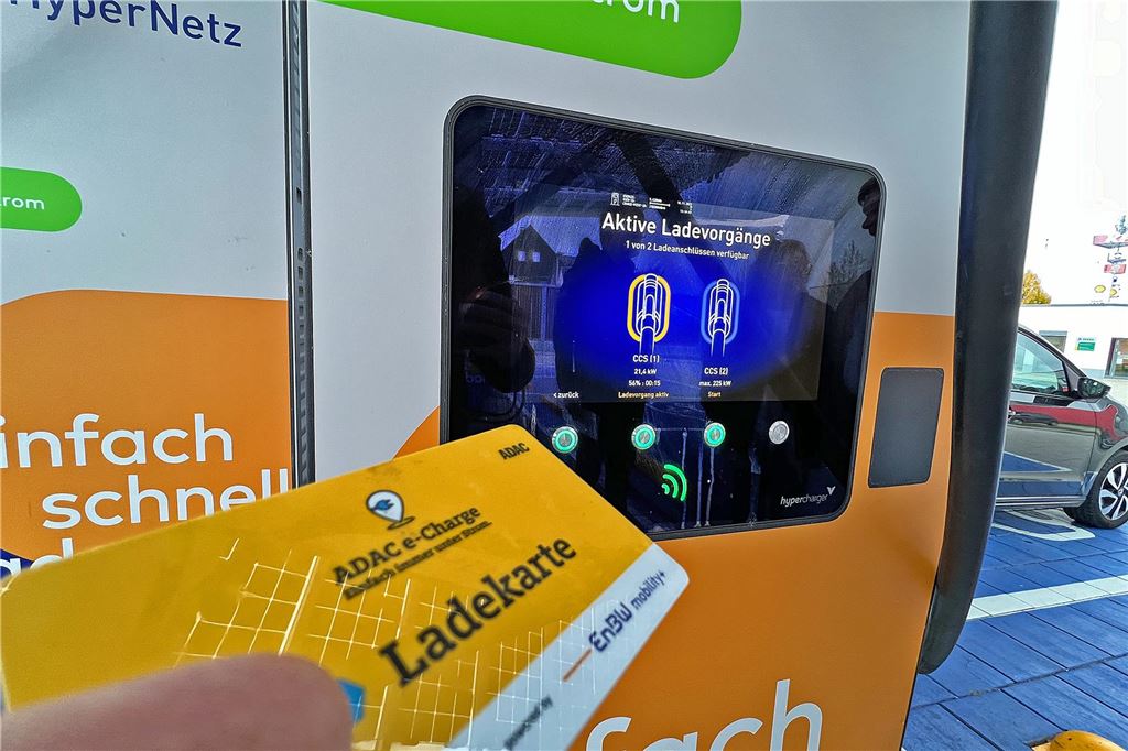 Schnellladepark am Kamener Kreuz elektrisiert: „Ruckzuck Power rein!“ Per Ladekarte oder auch per App: Die futuristischen Ladesäulen geben auf dem Display an, wie der Stromfluss gerade läuft.