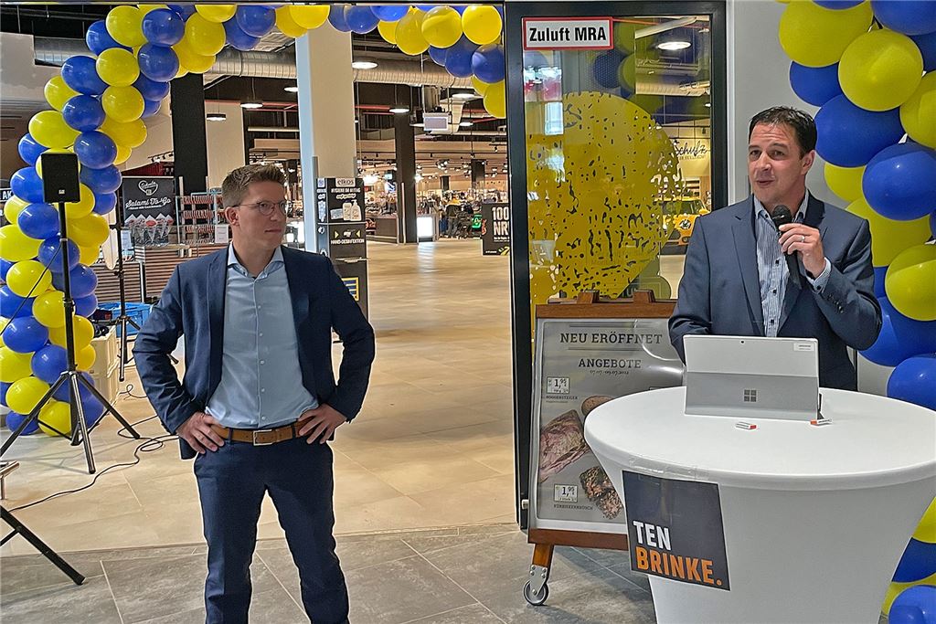 Willkommen im Alltag: Die „Neue Mühle“ Bremme geht in den Betrieb Peter El-Dessouki (r.) und Ulf Silkens von der Firma Ten Brinke hielten Rückschau auf das Zustandekommen des Projekts.