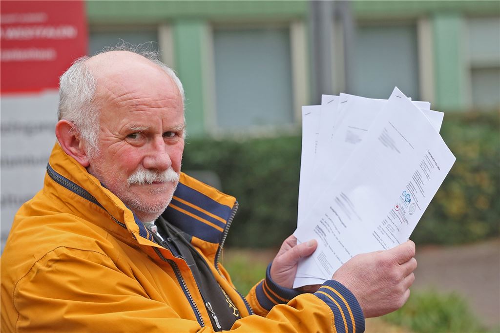 Aus dem Koma zurück ins Leben: Die unglaubliche Geschichte des Peter M. Peter Mauer mit seiner daumendicken Krankenakte vor dem Hellmig-Krankenhaus. Er ist froh, dass die Leidensgeschichte nun abgeschlossen ist.