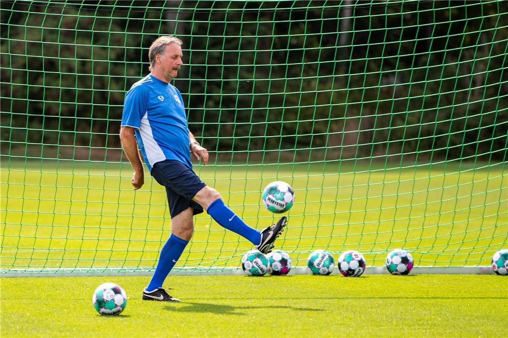 „Viele Leute sind bei einer ehrlichen Antwort erschrocken“ Peter Neururer, Cheftrainer des VDV-Proficamps, jongliert einen einen Ball. Das Proficamp der Vereinigung der Vertragsfußballspieler (VDV) startet unter Leitung von Cheftrainer Peter Neururer in der Sportschule Wedau. Dabei haben vereinslose Spieler die Chance, sich im Mannschaftstraining fit zu halten und sich in Testspielen für neue Jobs zu empfehlen. +++ dpa-Bildfunk +++