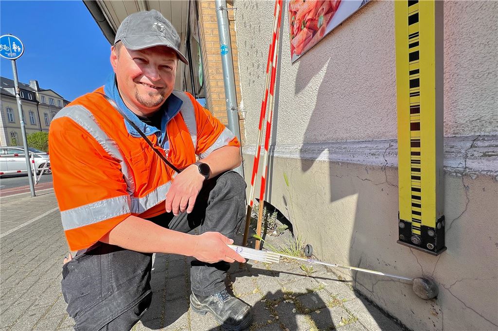 Fünf Tage von Unna nach Kamen: Stadt- und Pauluskirche im Vergleich Peter Pohl zeigt auf einen Höhenbolzen in einem Gebäude an der Friedrich-Ebert-Straße. Zwischen den beiden Kirchen in Unna und Kamen gibt es 31 solcher Messbolzen.