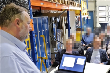 Peter Steckel bei einer Infoveranstaltung im Logistik- und Ausbildungszentrum (LAZ) in Holzwickede. Der LAZ-Geschäftsführer ist Admin einer Facebook-Gruppe mit Holzwickeder Bezug und hat im Sozialen Netzwerk eine Diskussionen ausgelöst, die manche Gruppenmitglieder zum Austritt bewogen hat.