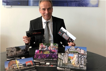 Peter Zahmel präsentiert die sechs verschiedenen Motive des neuen Gutscheins, den der City-Werberings Unna herausbringt. Mit der Kampagne soll der lokale Einzelhandel in der Corona-Krise gestärkt werden.
