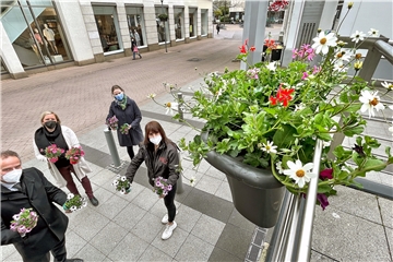 Peter Zahmel und Petra Esch vom City-Werbering (l.) freuen sich mit Karin Klemp von der Stadt Unna (hinten rechts) und Daniela Guidara von Unna Marketing darüber, dass die Blumenaktion auch in diesem Jahr geglückt ist.