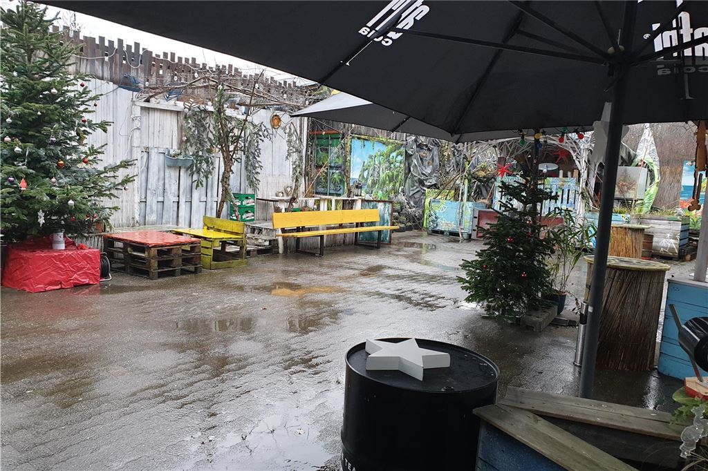 Trotz vieler Kunden: Das Lokal Hafenkombüse steh vor dem Aus Peux à peux erschufen die Betreiber diesen "Hafengarten".