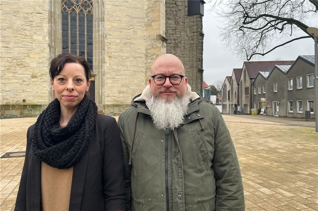 Streit um Jona-Haus: Politik muss sich mit Immobilie beschäftigen Pfarrerin Jula Well und Andreas Josefowitz, Vorsitzender des Presbyteriums der Evangelischen Kirchengemeinde in Unna, stehen vor der Stadtkirche.