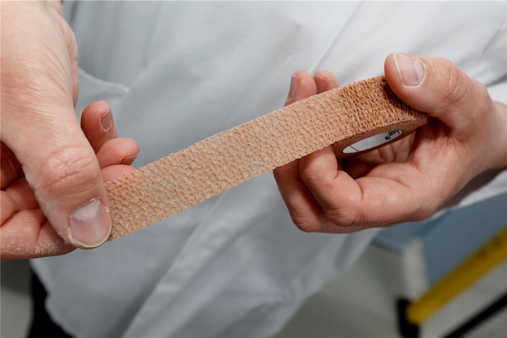 Großinvestition im früheren 3M-Werk: Solventum baut neues Labor Zwei Hände halten ein Pflaster.