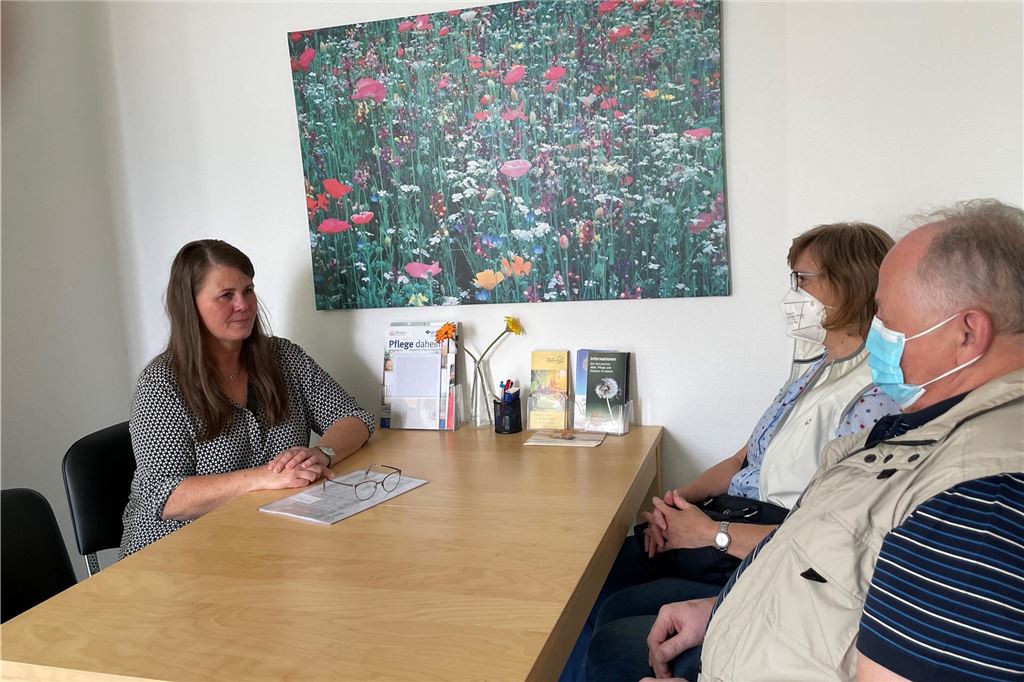 Mut machen: Leben ist noch nicht zu Ende bei Diagnose Demenz Pflegeberaterin Kerstin Schymiczek (l.) bei einer Beratung im Pflegestützpunkt. Sie ist für den Norkdreis zuständig und informiert beim Thementag über Entlastungsmöglichkeiten.
