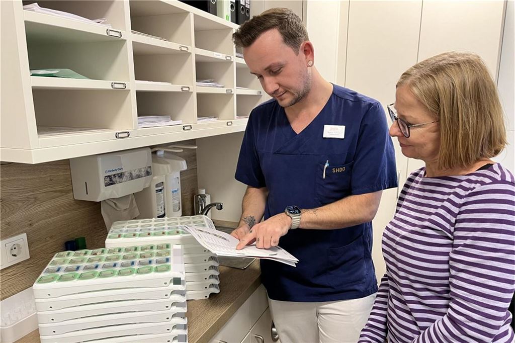 Streit um Medikamentenversorgung in städtischen Seniorenheimen Pflegefachkraft Martin Tokarz und Anja Sprenger-Lux, Qualitätsbeauftragte und SHDO-Prokuristin für den Bereich Pflege, mit den Medinoxx-Trays.