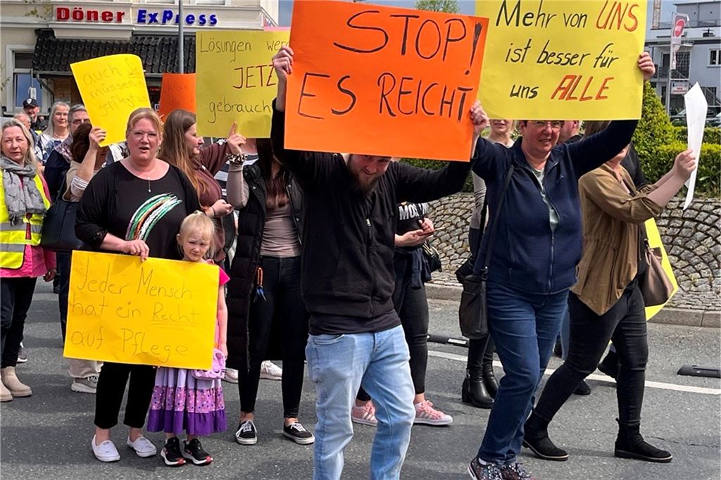 Sozialplaner: „Bis 2030 haben wir eine Chance, danach explodiert´s“ Pflegekräfte aus dem gesamten Kreis Unna demonstrieren am Freitag, 12. Mai, für bessere Arbeitsbedingungen vor dem Kreishaus.