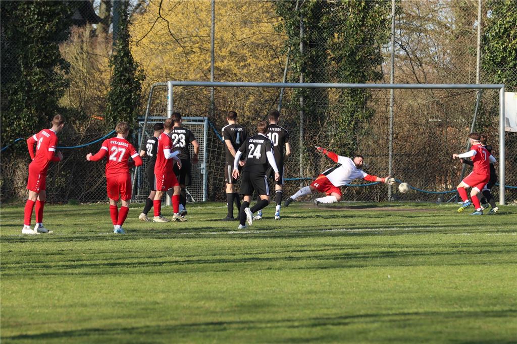Verdiente Pleite für den SV Afferde: FC Overberges Serie hält an Phil Richter (Nummer 27) traf per Freistoß zur zwischenzeitlichen 2:1-Führung für den FC Overberge.